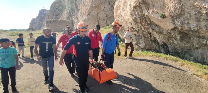 Van Kalesi'nin surlarından düşerek yaralanan çocuk AFAD ekiplerince kurtarıldı