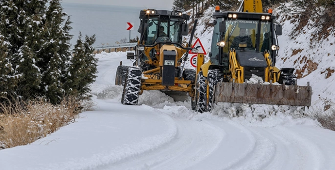 Van ve Bitlis'te 44 yerleşim birimine ulaşım sağlanamıyor