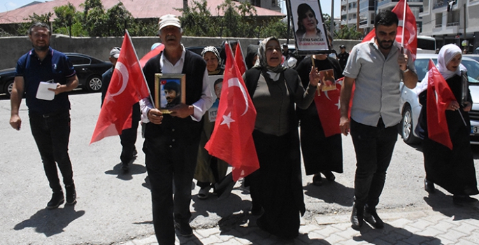 Vanlı aileler DEM Parti İl Başkanlığı önündeki eylemlerini sürdürüyor