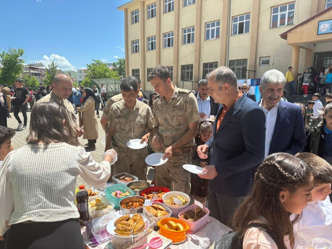 Varto’daki okullar deprem bölgesindeki kardeş okulları için kermes düzenledi