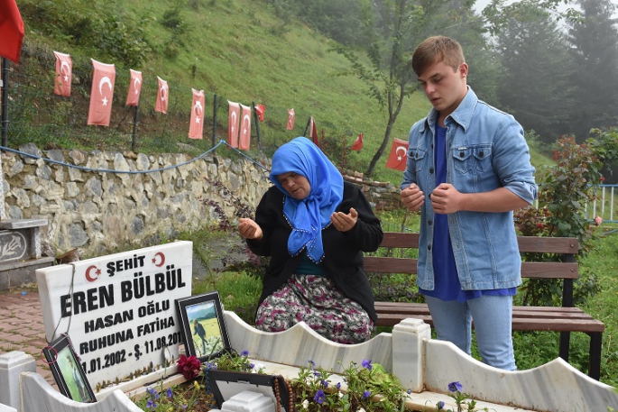 Vatan için şehit olan evlatlarının gururunu ve hüznünü yaşayan fedakar kadınların ''Anneler Günü''