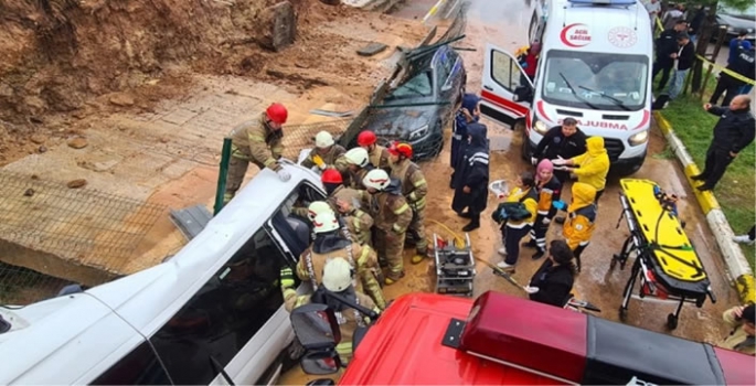 Yağış nedeniyle istinat duvarı işçi servisinin üzerine çöktü