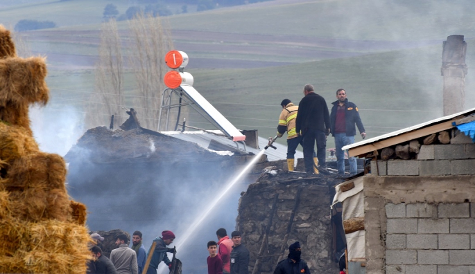 Yangın: 5 ev, ahır ve samanlıklar zarar gördü