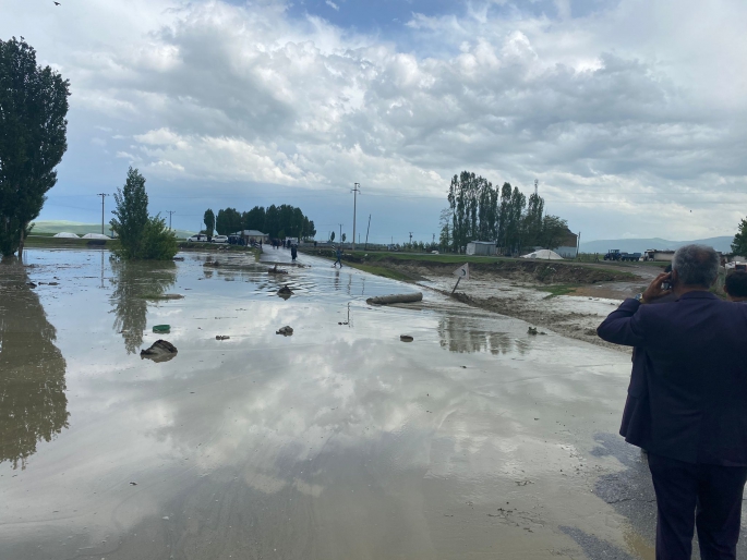 Yazla deresi taştı, yol ulaşıma kapandı