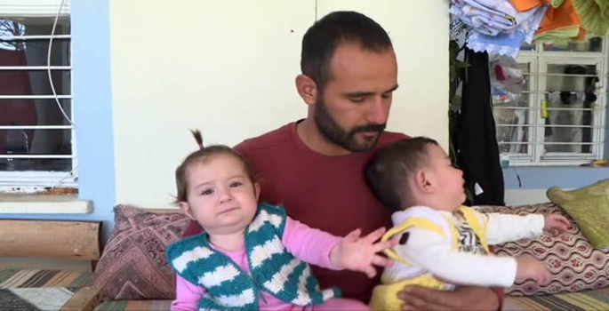 Yeni doğum yapan eşini depremde kaybeden baba, ikizlerine hem anne hem baba oldu
