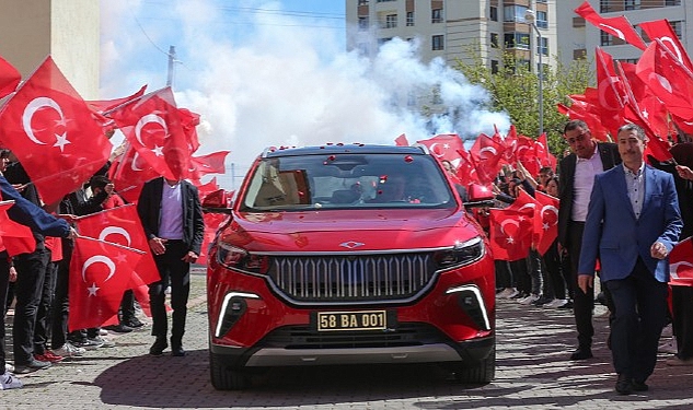 Yerli otomobil Togg, bilişim lisesi öğrencilerine tanıtıldı