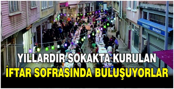 Yıllardır sokakta kurulan iftar sofrasında buluşuyorlar