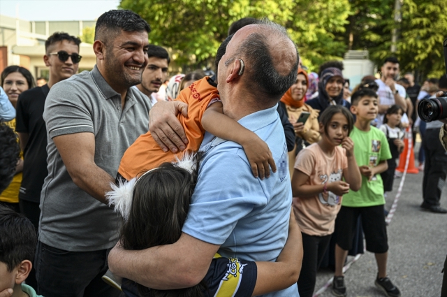 YKS sınavının tamamlanmasıyla birlikte, 45 gün dış dünyayla bağlantısını kesen 110 ÖSYM personeli aileleriyle buluştu