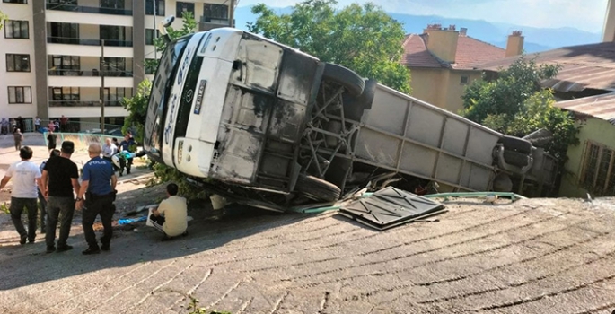 Yokuşu çıkamayan tur otobüsü devrildi: 3'ü ağır 26 kişi yaralandı