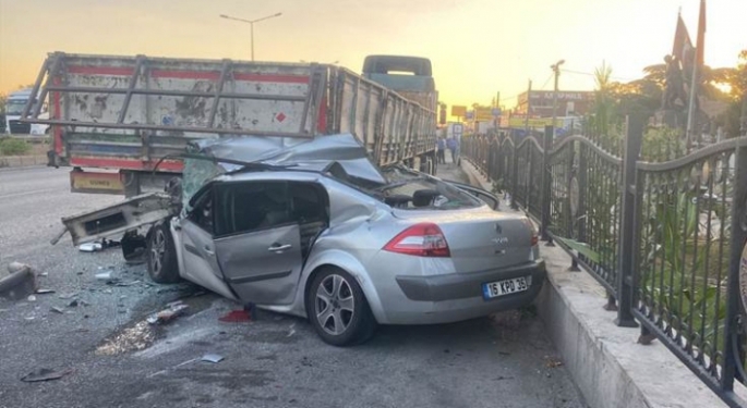 Yol kenarında park halindeki tıra çarptı: 4 kişi can verdi