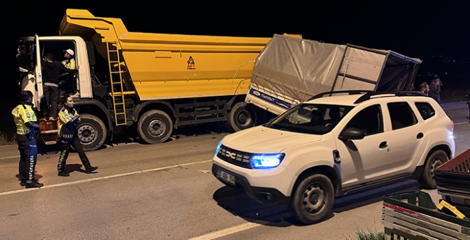 Yol kenarındaki kamyona çarpıp şarampole düşen kamyonetin sürücüsü yaralandı