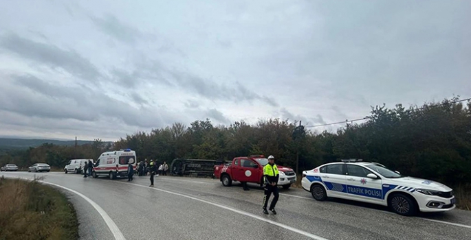 Yolcu minibüsü devrildi: Çok sayıda yaralı var