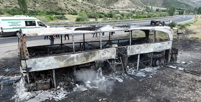 Yolcu otobüsünde çıkan yangın paniğe neden oldu