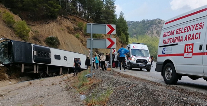 Yolcu otobüsünün tıra çarpıp şarampole devrildiği kazada 8 kişi yaralandı