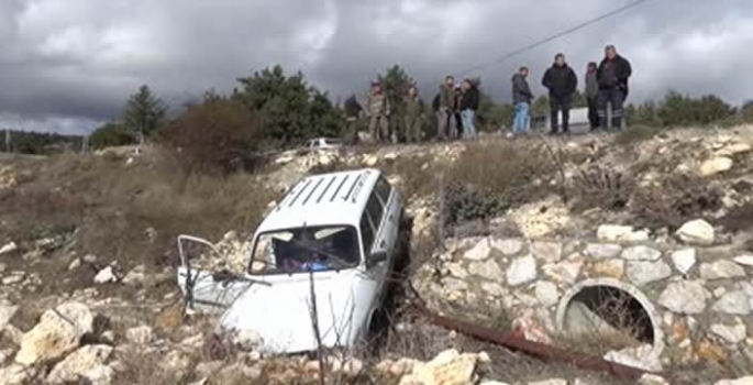 Yoldan çıkan otomobildeki 2 kişi yaralandı