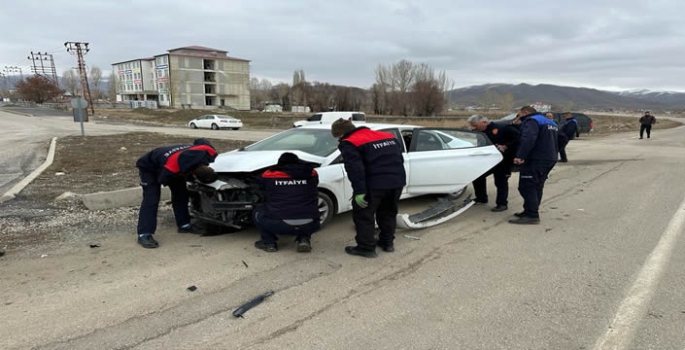 Yüksekova'da çarpışan iki araçtaki 3 kişi yaralandı