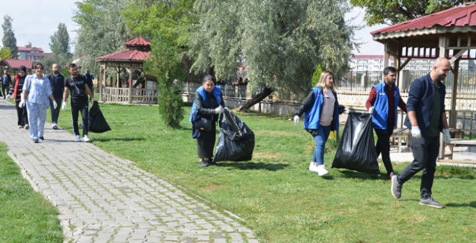 Yüksekova'da gönüllüler çevre temizliği yaptı