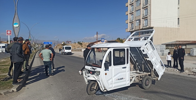 Yüksekova'da otomobille çarpışan 3 tekerlekli motosikletin sürücüsü yaralandı