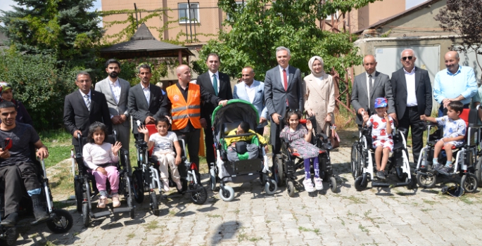 Yüksekova'da özel gereksinimli çocuklara tekerlekli sandalye hediye edildi