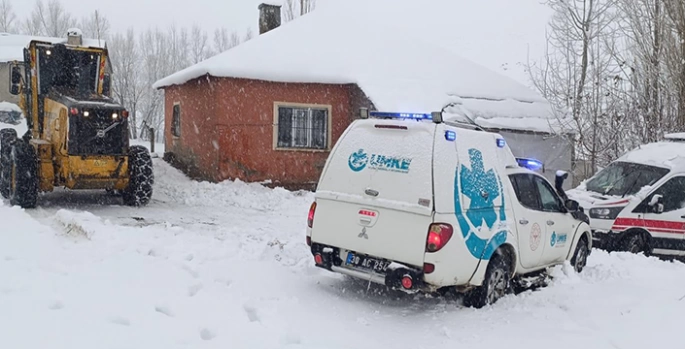 Yüksekova'da yolu kardan kapanan köylerdeki 4 hasta ekiplerce hastaneye ulaştırıldı