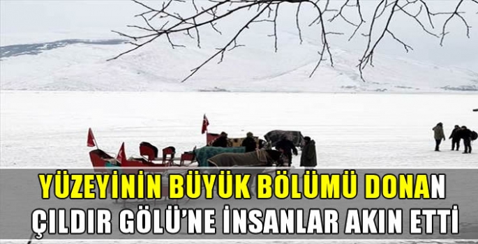 Yüzeyinin büyük bölümü donan Çıldır Gölü'ne insanlar akın etti